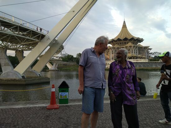 Einladung zum Essen....der ältere Krishna-Herr ist 80 und gebürtig  in Kuching.