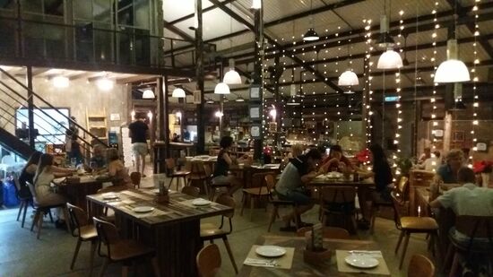 Eine umgebaute Werkhalle.  Heute gab's europäisch. Superleckere Burger bzw.  Spaghetti. Und später...