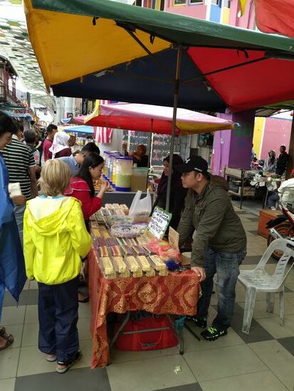 Hier gibt's Kek Lapis,  eine Spezialität in Kuching.  Teils durchaus preisintensiv.  Ist ein Schichtkuchen mit unterschiedlichsten Geschmacksrichtungen.  Kann man durchkosten...dumm nur,  wenn Frau Durian erwischt�
