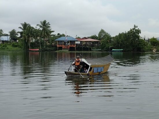 Mit dem Sampan  auf die andere Seite,  das ländliche Kuching.