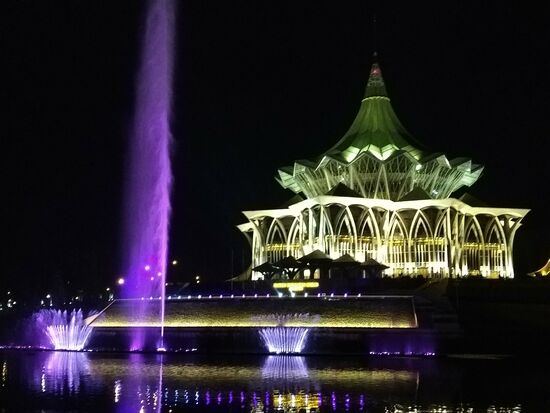 Am Abend an der Waterfront eine Fontänenshow a la Dubai... naja,  ein "bisschen" kleiner.Grht auch gar nicht anders,  sonst müssten  die Scheich schon wieder nachrüsten.