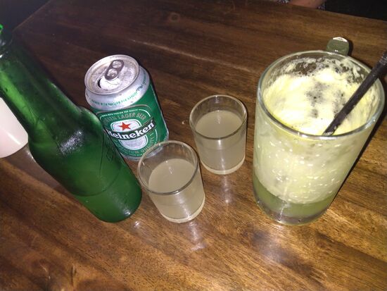 Apple Juice,  ein Heineken mangels Tiger und Tuak,  einheimischer Reiswein.  Frau verdrehte schon beim ersten Schluck Tuak die Augen,  somit war die Getränkeverteilung geregelt.  Ich fand den Tuak durchaus als trinkbar. 
Essensbestellung war etwas ungewöhnlich, das Ergebnis seht ihr hier: