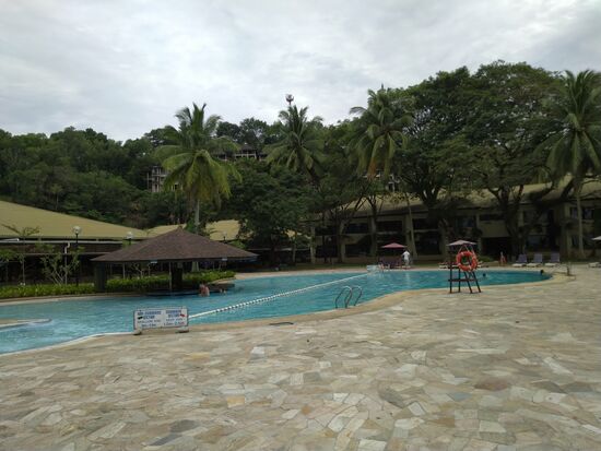 Der Pool vom Hotel Damai Beach. Recht schön  und nobel,  aber die Anlage ein wenig in die Jahre gekommen.