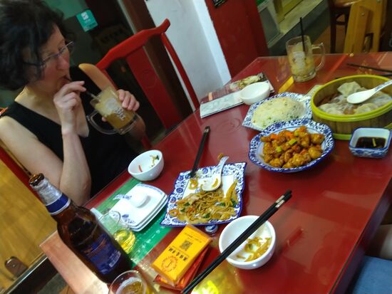 Raphael war von seinen Dumplings begeistert (rechts). wir vom Qing bao chicken....  supergut.