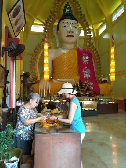 Und wenn man sich aufs Glück nicht verlassen will,  wirds erkauft.  Was tut man nicht für ein besseres Charma.  Für 10 S$  würde Sicherheit fürs Zuhause und fürs Auto. erstanden... ersetzt auch gleich den Airbag�