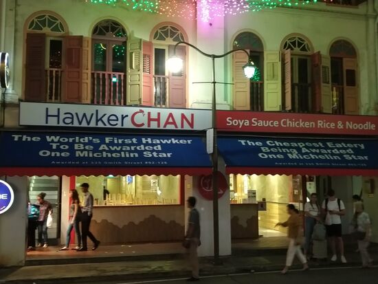später: Hawker Chan,  das weltweit günstige Michelin-Sternerestaurant.  Wir kamen zu spät...da wurden bereits die Stühle hochgestellt.