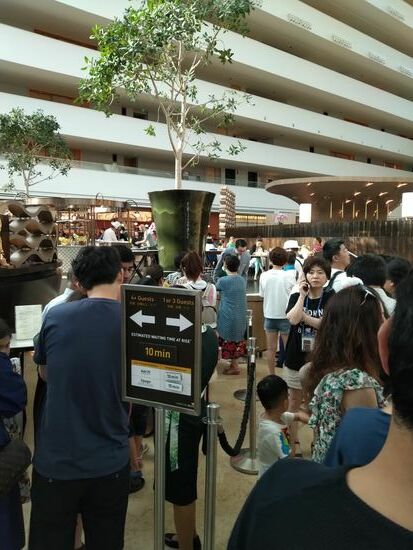 Wir wurden an den Tisch gebracht und das allererste Mal haben wir uns auf dem Weg zum Buffett gefragt, ob wir den Rückweg zum Tisch finden.