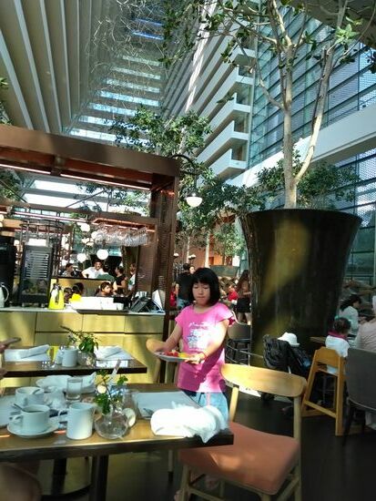 Diese riesige Lobby ist wirklich schön gestaltet - klingt aber durch die Höhe wie auf dem Bahnhof.