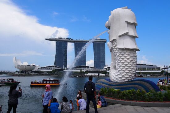 für alle was fürs Auge....im Vordergrund Merlin, eines der Wahrzeichen von Singapur