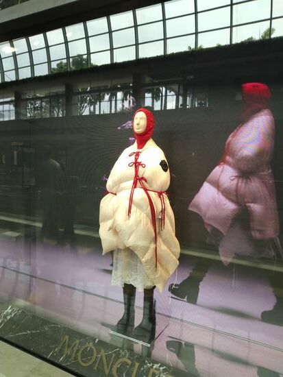 Auf dem Rückweg durchs Shoppingcenter ein Blick in die modische Zukunft. Wir konnten uns nur auf den Titel nicht einigen.
a) zugeschnürte Steppdecke
b) Huhn auf Stelzen
c) hat aber auch etwas von einer Kohlroulade.
Gab noch eine Reihe anderer ganz ausgefallener Kreationen.