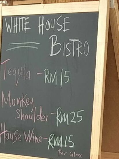 Gott ist wohl ziemlich weit weg.  Man beachte zudem bitte das mittlere Angebot. Raphael war entsetzt. Wir haben was anderes gegessen.  Aber lecker war es nicht... darum wohl auch der Tequila.... zum Magen desinfizieren.