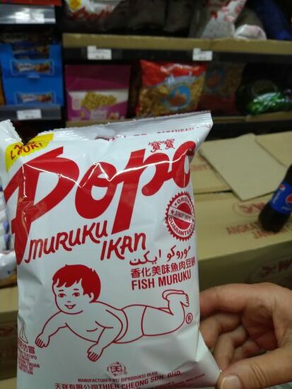 Beim Einkaufen ist uns noch was Absonderliches über den Weg gelaufen.  das stand bei Knabberzeug und Chips. Wurden hier Kleinkinder weiterverarbeitet oder doch nur die vollen Windeln mit Fischgeschmack versetzt und zu einer Köstlichkeit frittiert?  Wir wissen es nicht.  Geschmäcker  sind wohl verschieden.