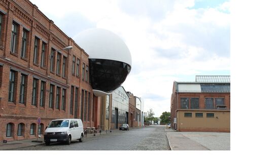 Auf dem Gelände des KIROW-Werkes in der Spinnereistraße wurde nach der Planung des Star-Architekten Oscar Niemeyer  (UNO-Gebäude in New York und Erschaffer der Hauptstadt Brasilia) in 2020 die Technosphere errichtet - noch ist die "Kugelkantine" nicht eröffnet.