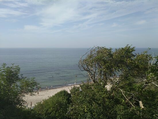 Blick auf den Nordstrand, teils sandig, teils steinig/felsig.