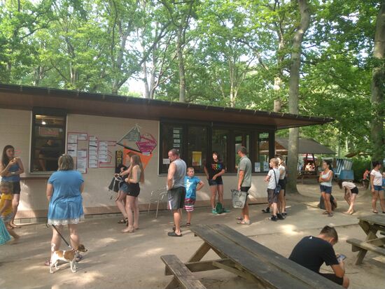 Mitten im Wald zwischen den Bungalowsiedlungen eine dicht umlagerte Eisdiele mit wenigstens 20 Eissorten. Lecker und günstig.