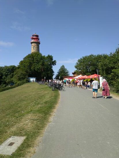 HIE trifft man die Bimmelbahnfahrerkarawane wieder...schangestehend am Leuchtturm ... ein Glück, kennen wir schon.