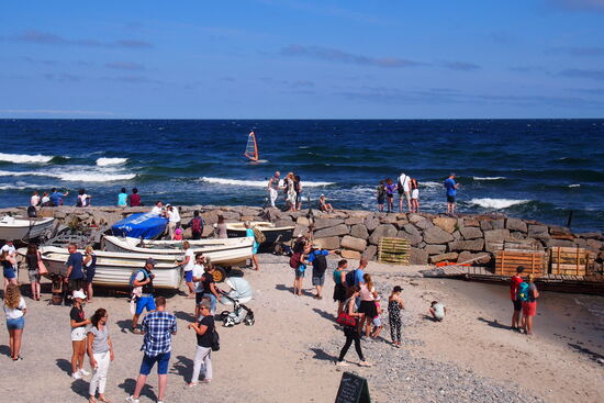 im Fischerdorf Vitt. Schön, aber leider überlaufen...und jedes Häuschen eine Rastauration oder ein kleiner Laden.