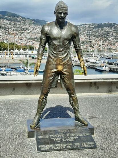 Natürlich gibt es für den berühmtesten Sohn der Insel auch ein Museum...und das zu Lebezeiten. Wir sind am Denkmal von CR7 vorbeigelaufen und meinen, das ist genug der Huldigung.