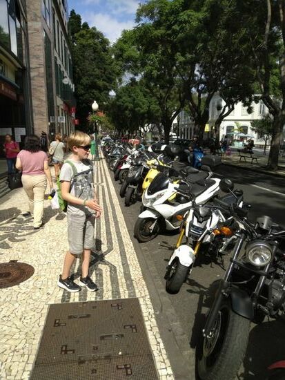 Raphael war von Funchal angetan, weil es so viele Motorräder gibt. Die Diskussion welches Teil er denn mit 16 fahren möchte, war allgegegenwärtig. Ich glaube, da gehen die Auffassungen von Sohn und Mama gewa.ltig auseinander.
