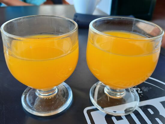 Zum Abschluss gabs noch einen Kaffee und wir gaben dem Poncha noch eine zweite Chance,  Diesmal in der Orange-Version. Und siehe da, das war deutlich leckerer... für alle Ossis,...das schmeckt wie Sambalita aus alten Zeiten.