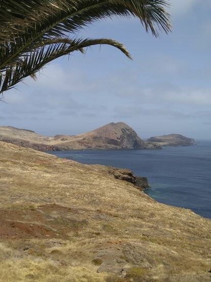 Das Bild ist vom Parkplatz aufgenommen - das Ziel ist er Berg in der Bildmitte.