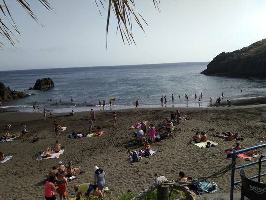 Auf dem Rückweg von der Halbinsel an der Prainha angehalten, dem einzigen natürlichen Sandstrand der Insel, 50 m breit,. gut besucht, aber das Bad war sehr erfrischend, der Atlantik hat eben nicht viel mehr als 20-21 Grad hier. Tat richtig gut.