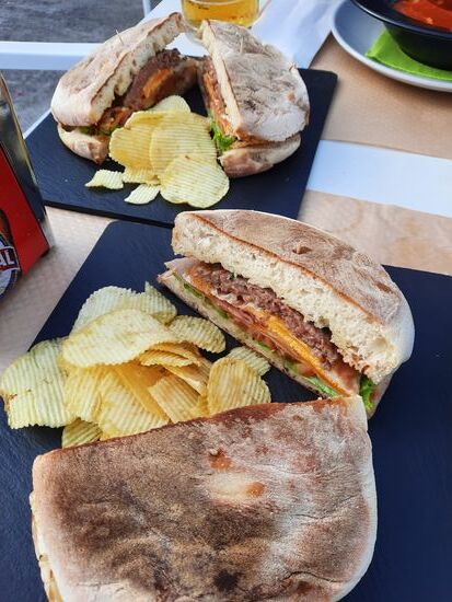 Wie gesagt, super lecker, selbstgebackenes Brot, alles drin, was drin sein kann, wir empfehlen den house burger, tatsächlich zum Sattwerden.. Klare Empfehlung