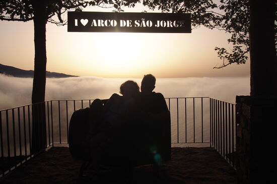 eine coole Idee vom Weindorf...eine Bank im Weinfassdesign, die Überschrift und jede Menge Gäste, die damit Werbung machen. Mache ich gern, liebes Dorf.