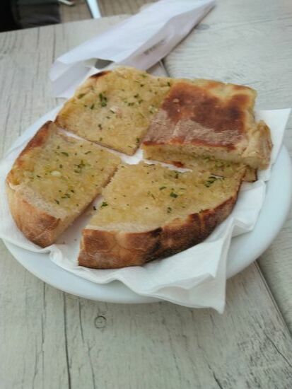 Madeirisch selbst gebackenes Brot mit Knoblauchbutter...lecker.