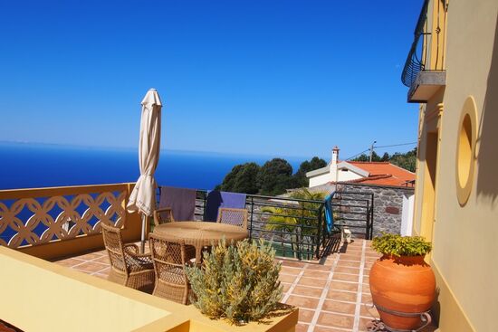 Eine Terrasse vor dem Zimmer mit traumhaftem Ausblick