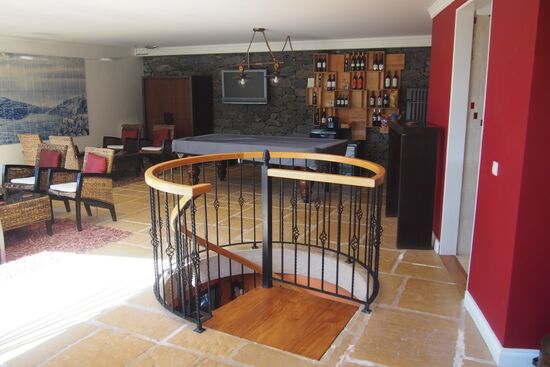 Im Erdgeschoss eine Sitzecke mit Billiardtisch und Minibar zur Selbstbedienung gegen kleines Geld