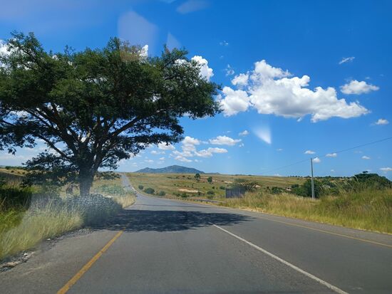 typische Landschaften, später auf der N2 wurde es voller und die Straße war in einem schlechten Zustand, ganz anders als sonst in South Africa