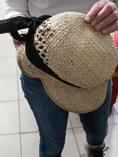 und jetzt noch ein Trauerfall...der von Simone heißgeliebte Stohhut geht auf dem Airport in Jo´burg in die ewigen Jagdgründe ein.