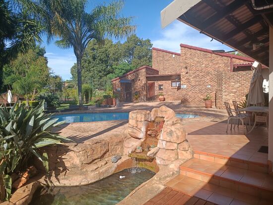 Die Lodge besteht aus 8 Zimmern und 4 Appartments , ein sehr schöner Garten, 2 Pools, Tennsiplatz.