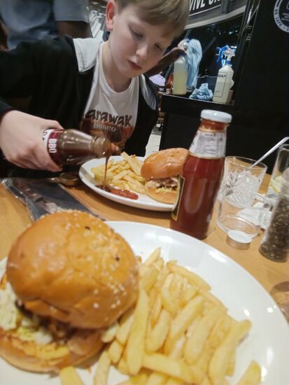 Ein glückliches Kind...äh...Teenie...beim Burger-Abendessen...wirklich gut.