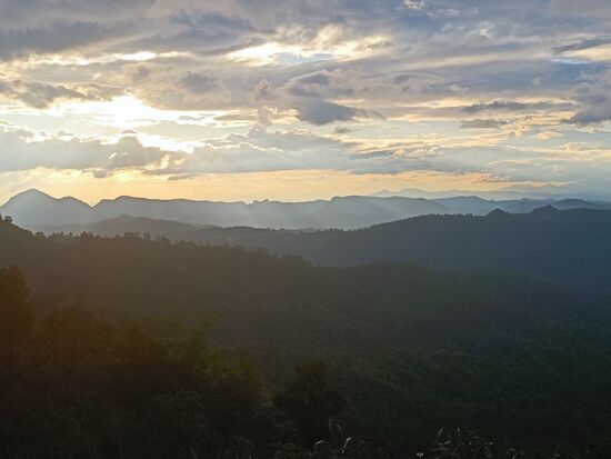 Auf dem Rückweg noch einen Stop eingelegt an einem Pass, wo man den Blick nach Osten und Westen genießen kann - erstaunlich kühl, aber der Ausblick in der Abenddämmerung war toll - die hinteren Berge gehören wohl schon zu Myanmar.