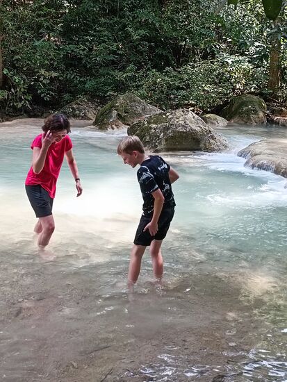 Nein, das ist kein Tanzversuch, sondern kleine Fische zwackten doch recht heftig zu...also immer schön in Bewegung blieben.