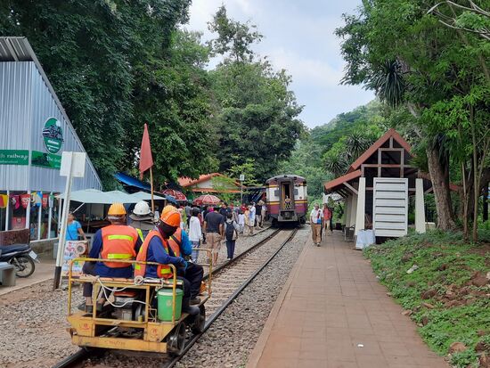 Es fährt dann immer noch so ein Wägelchen hinterher...zur Kontrolle, ganz traut man dem Bauwerk wohl doch nicht mehr.