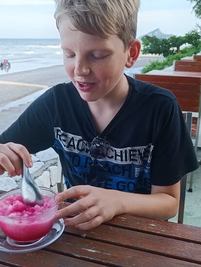 Raphael wollte unbedingt Chrashed Ice und Sirup probieren...das ging daneben.