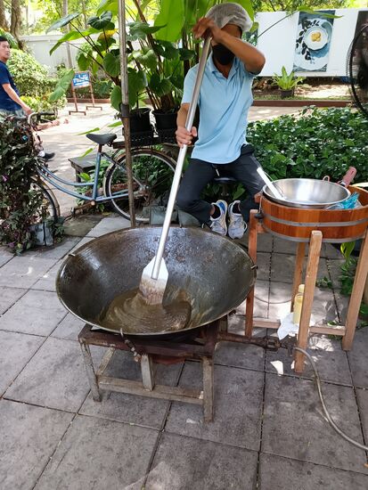 Hier wird über 7 Stunden ein Teig gerührt...es  roch verführerisch nach Kokos.