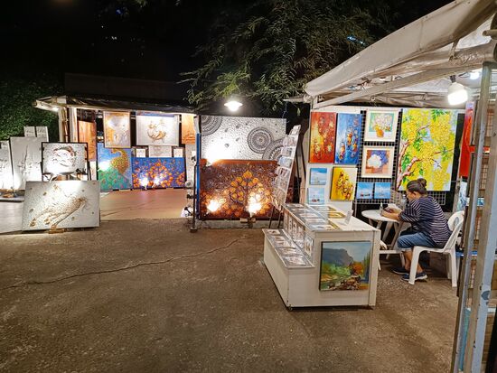 Auf dem Cicada-Markt hatten auch Künstler ihre Galerien und malten live.