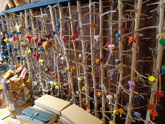 Zwischenstop in einem Lederhandwerksgeschäft. Eine Wand voller kleiner Lederelefanten als Schlüsselanhänger...wir wissen auch genau, wer einen bekommen soll.
Am Wat Phra Singh angekommen.