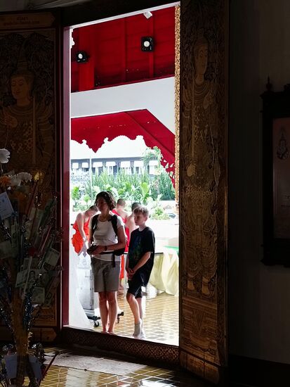 Simoen hat Zweifel, ob sie mit ihren kurzen Hosen reindarf.