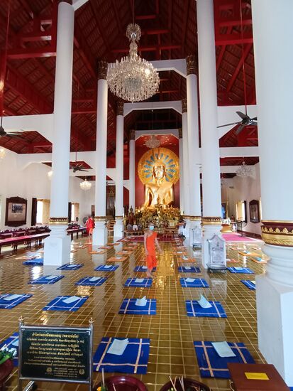 Die Mönche bereiten eine Zeremonie vor.