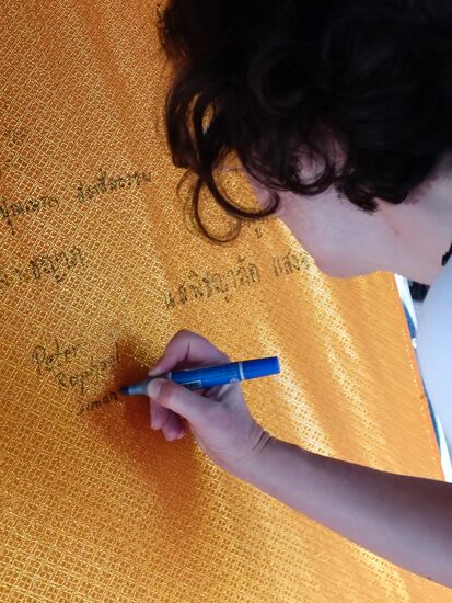 Auf der großen Tuchrolle können sich alle Gäste ver"ewigen"...iund dann kommt jemand und wäscht das wieder sauber.