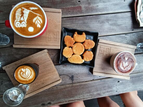 dazu noch leckeres Waffelgebäck. Der Kaffee ist wirklich sehr lecker. Simone meldet schon einen zweiten Besuch am Tag der Weiterfahrt an.