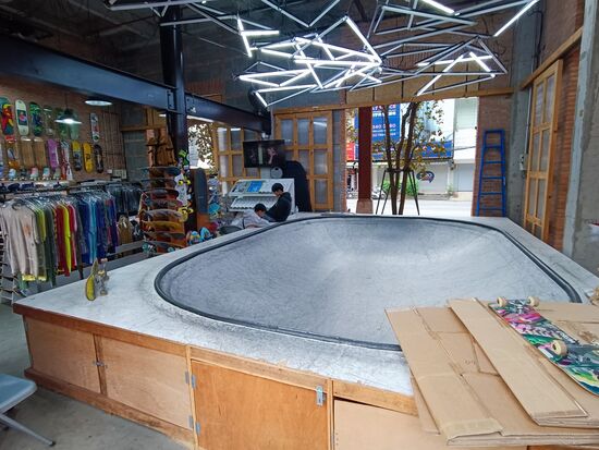 Auch noch auf den Weg: Ein Skater-Shop mit eigener Übungsfläche.