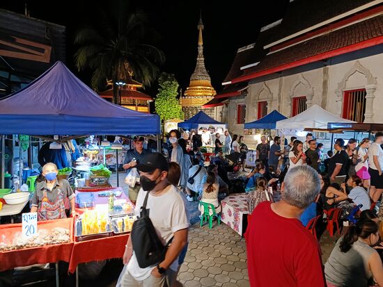 Einer der Food courts - ringsherum die Stände und in der Mitte große Tafeln mit Kindergartenstühlen.  Alkohol gibt´s hier nicht. Man möchte wohl keine Partystimmung..
