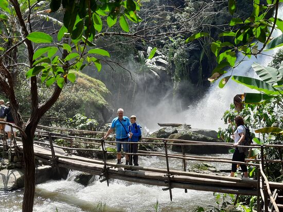 Der Weg führte mehrfach über etwas wacklige Bambusbrücken