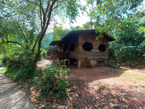 Hier mal noch eine her traditionelle Hütte. Die Mehrzahl der Familein wohnt in eher moderneren Gebäuden...keineswegs ärmlich.